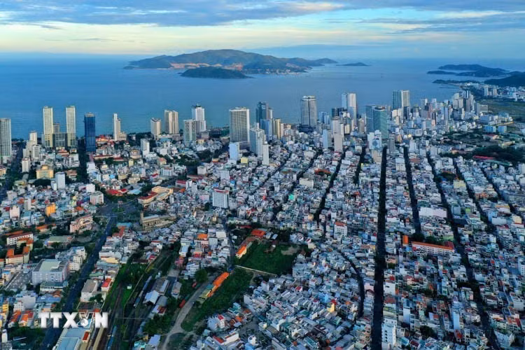 Nha Trang được ví với "Hòn ngọc Viễn Đông", có mặt trong danh sách những vịnh đẹp nhất trên thế giới, trở thành điểm du lịch hấp dẫn đối với du khách trong và ngoài nước khi đến Khánh Hòa. (Ảnh: Ngọc Hà/TTXVN)