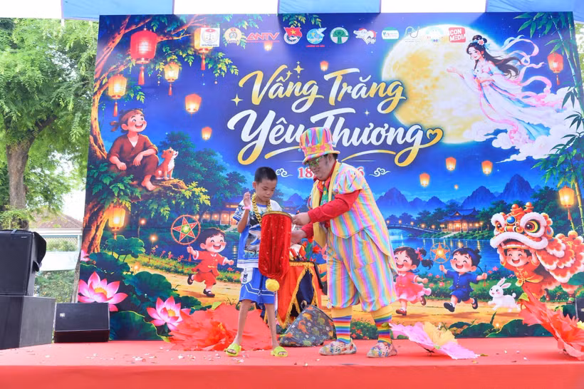 Chương trình "Vầng trăng yêu thương" . (Ảnh: Bệnh Viện Nhi Đồng 2 )