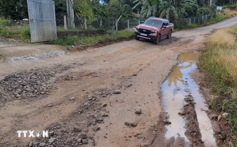 Nền đường tuyến liên xã Tà Đùng-Quảng Sơn (Lâm Đồng) bị sụt lún gây khó khăn cho các phương tiện lưu thông. (Ảnh: Nguyễn Huy Thành/TTXVN)
