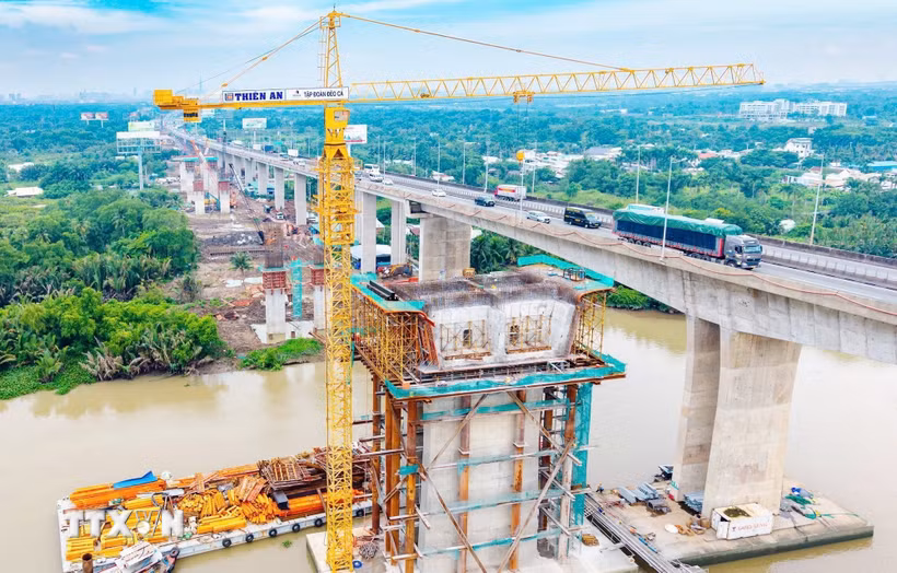 Thi công cầu Long Thành thuộc Dự án mở rộng đoạn cao tốc Thành phố Hồ Chí Minh-Long Thành. (Ảnh: Công Phong/TTXVN)