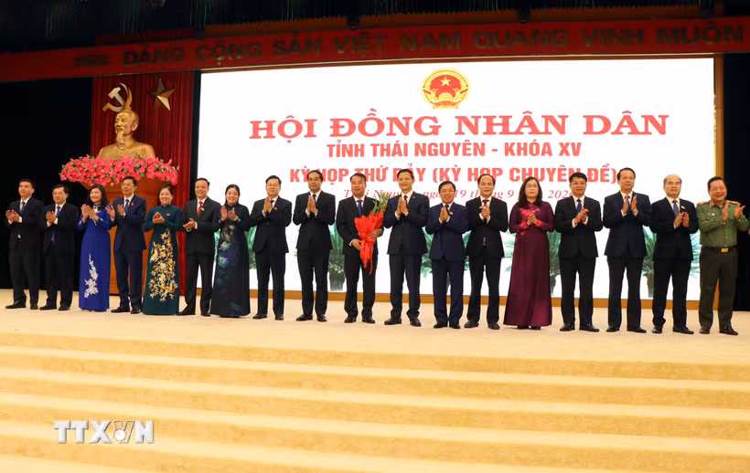 Ban lãnh đạo tỉnh Thái Nguyên tặng hoa chúc mừng ông Nguyễn Thế Mạnh được bầu giữ chức Chủ tịch Ủy ban Nhân dân tỉnh, ngày 19/9/2026. (Ảnh: Thu Hằng/TTXVN)