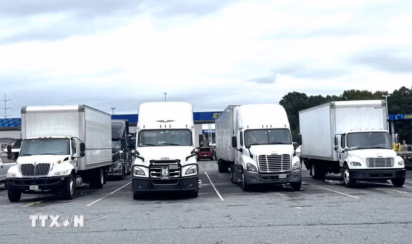 Các xe tải hạng nặng tại một bãi đỗ xe ven đường cao tốc I-95 North ở bang Delaware. (Ảnh: Đoàn Hùng/TTXVN)