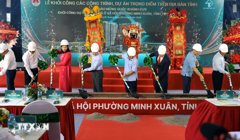 Các đại biểu thực hiện nghi thức động thổ dự án Khu nhà ở xã hội phường Minh Xuân, tỉnh Tuyên Quang. (Ảnh: Quang Cường/TTXVN)
