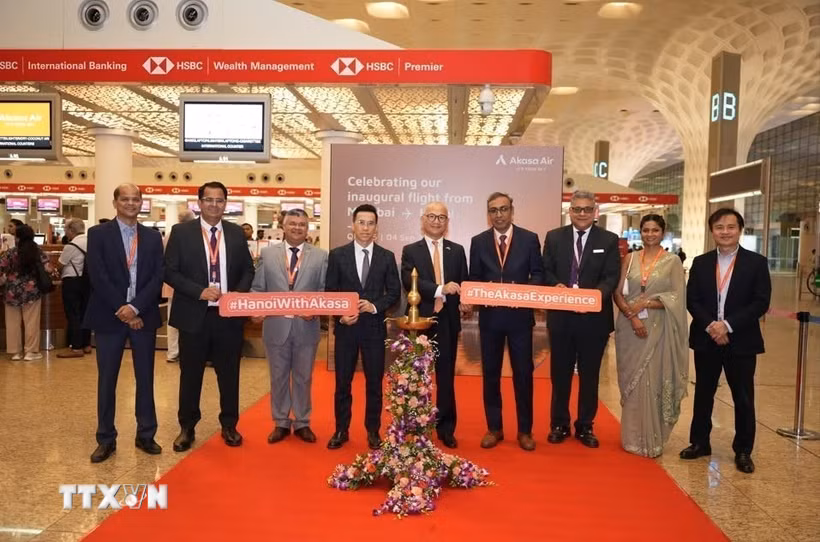 Đại sứ Trịnh Minh Mạnh (ở giữa) và Tổng lãnh sự Việt Nam tại Mumbai Lê Quang Biên (bên trái) tại lễ khai trương đường bay. (Ảnh: Đại sứ quán cung cấp)