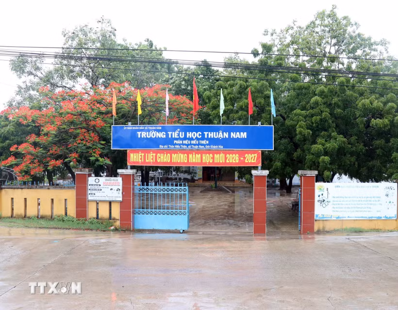 Trường Tiểu học xã Thuận Nam (Phân hiệu Hiếu Thiện) cho học sinh nghỉ học để đảm bảo an toàn do mưa lũ. (Ảnh: Công Thử/TTXVN)