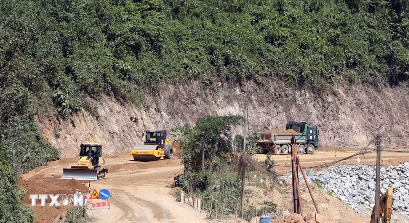 Máy móc thiết bị đang thi công các hạng mục đào, đắp, san gạt nền đường đầu tuyến Quốc lộ 14D. (Ảnh: Trần Tĩnh/TTXVN)