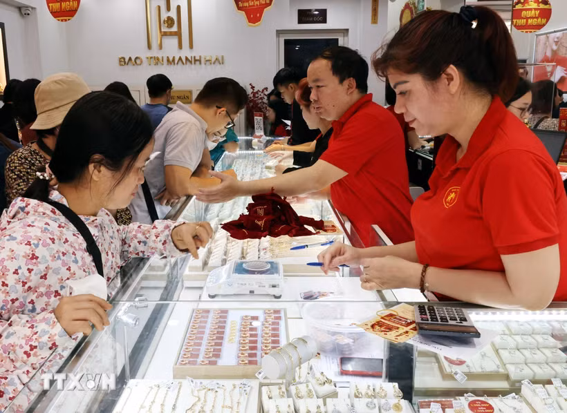 Mua, bán vàng tại Công ty Vàng Bảo Tính Mạnh Hải (ảnh tư liệu). (Ảnh: Trần Việt/TTXVN)