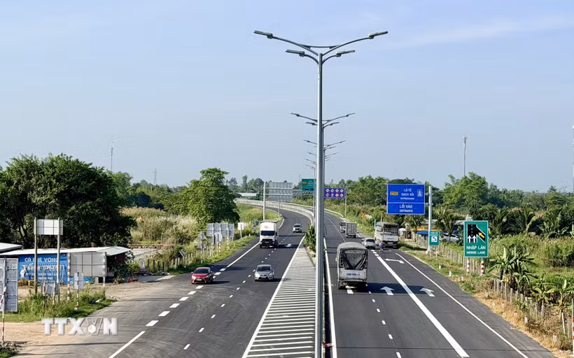 Tuyến cao tốc Lộ Tẻ-Rạch Sỏi phát huy hiệu quả kết nối An Giang với các tỉnh Đồng bằng sông Cửu Long. (Ảnh: Thanh Sang/TTXVN)