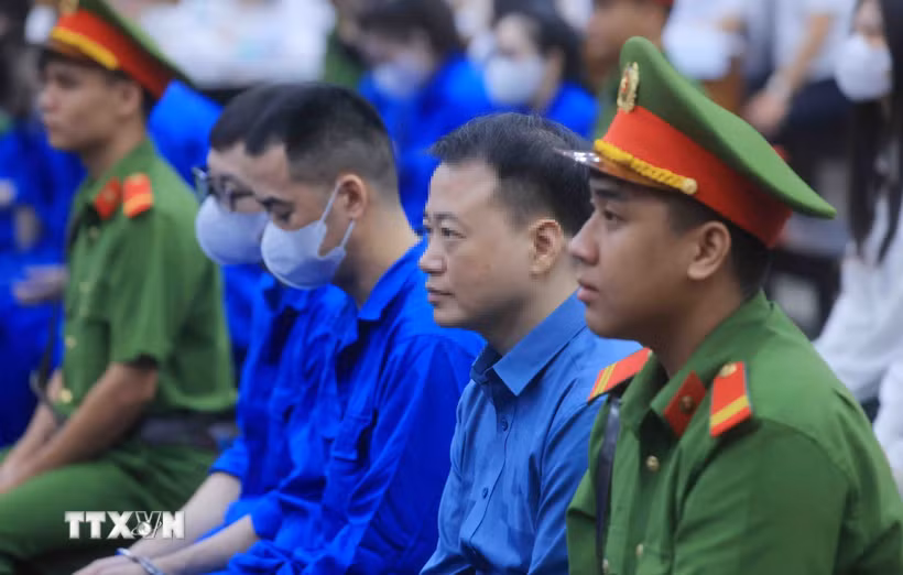 Bị cáo Nguyễn Hòa Bình (tức "Shark" Bình) tại phiên xét xử sáng 27/10. (Ảnh: Phạm Kiên/TTXVN)