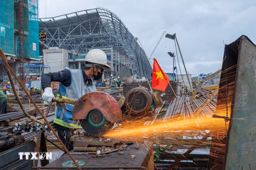 Thi công các công trình trên đại công trường Phú Quốc (An Giang) phục vụ Hội nghị Cấp cao APEC 2027. (Ảnh: TTXVN phát)