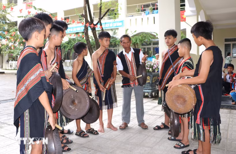 Nghệ nhân Ưu tú Đinh Thanh Sơn truyền dạy cách đánh chiêng cho các học sinh là thành viên câu lạc bộ văn hóa dân gian Trường Phổ thông dân tộc bán trú Tiểu học và Trung học cơ sở Đinh Thanh Kháng. (Ảnh: Đinh Hương/TTXVN)