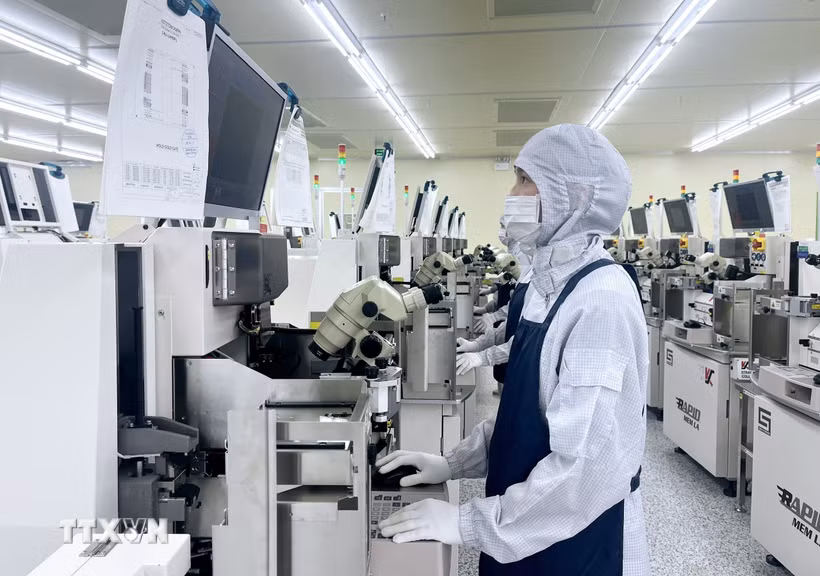 Công nhân làm việc tại Công ty Hana Micron Vina. (Ảnh: Đồng Thúy/TTXVN)