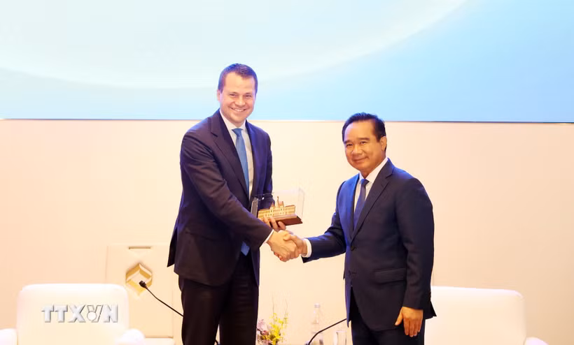 Chủ tịch Ủy ban Nhân dân Thành phố Hồ Chí Minh Nguyễn Văn Được (phải) và ông Stephan Mergenthaler (trái), Giám đốc điều hành Diễn đàn Kinh tế Thế giới. (Ảnh: Xuân Khu/TTXVN)