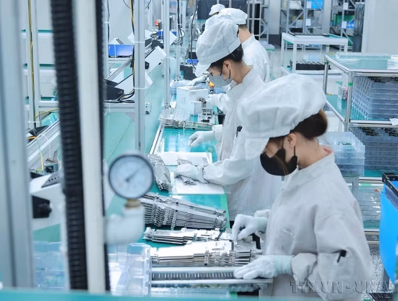 Hoạt động sản xuất ở Công ty Trách nhiệm hữu hạn Bumjim Electronics Vina (100% vốn Hàn Quốc) tại Quảng Ninh. (Ảnh: Hoàng Hiếu/TTXVN)