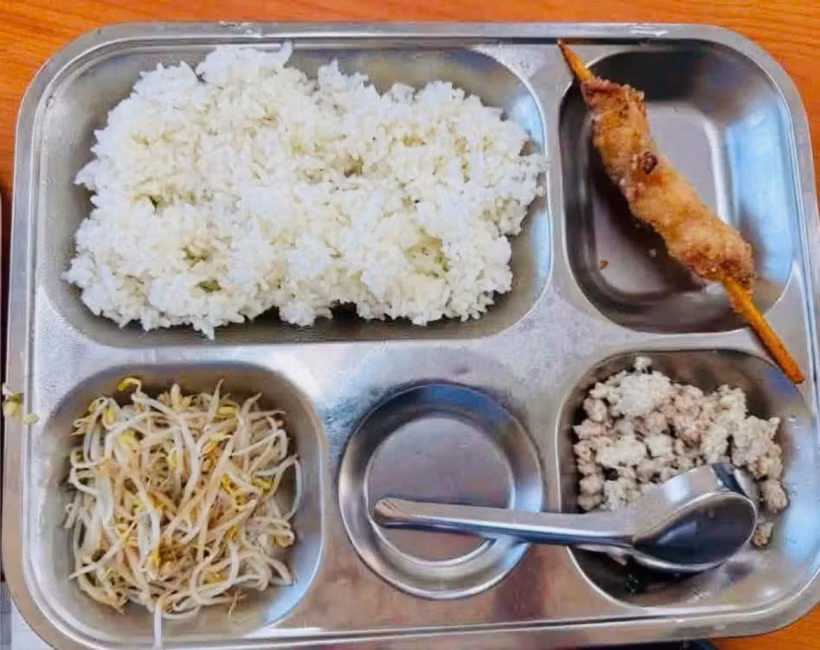 Suất cơm bán trú ngày 7/9 của học sinh trường Tiểu học Trung Giã (xã Trung Giã, Hà Nội). (Ảnh: Phụ huynh cung cấp)