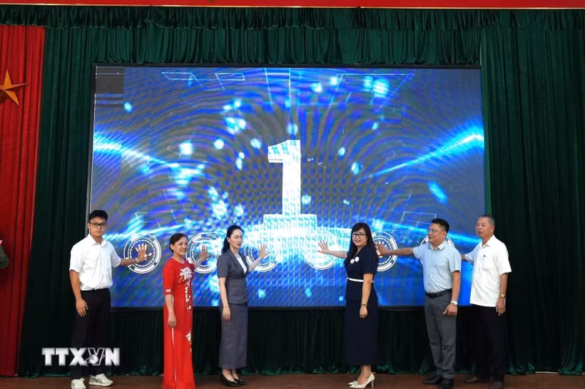 Kích hoạt mô hình “Tổ dân phố số” trên nền tảng nền tảng Công dân Thủ đô số iHanoi tại phường Hồng Hà (Hà Nội). (Ảnh: Tuyết Mai/TTXVN)