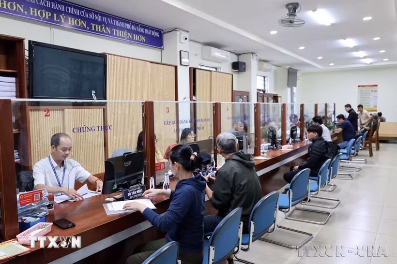 Người dân đến thực hiện các thủ hành chính công tại phường Sơn Trà, thành phố Đà Nẵng. (Ảnh: Đỗ Trưởng/TTXVN)