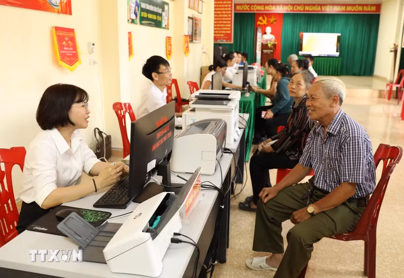 Điểm chuyển đổi số số 1 xã Gia Trấn, tỉnh Ninh Bình hỗ trợ nhân dân đến thực hiện các thủ tục hành chính. (Ảnh: Đức Phương/TTXVN)