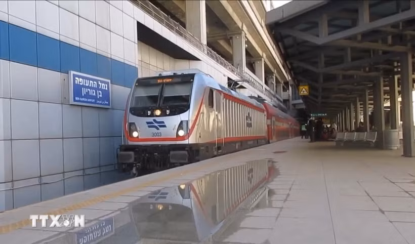 Một đoàn tàu trên tuyến đường sắt tốc độ cao Tel Aviv-Jerusalem. (Ảnh: Thanh Bình/TTXVN)