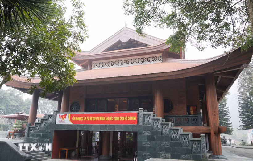 Một góc Nhà tưởng niệm Chủ tịch Hồ Chí Minh trên đèo De, xã Phú Đình. (Ảnh: Hoàng Nguyên/TTXVN)