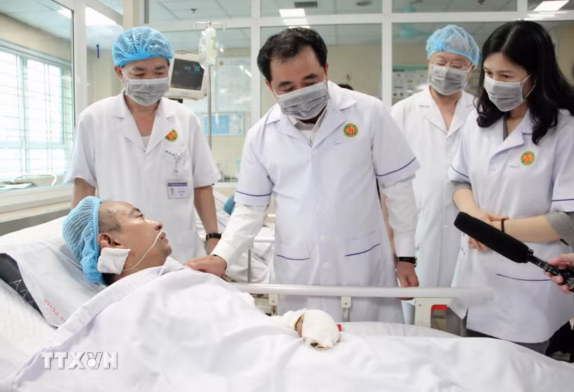 Bí thư Thành ủy Hà Nội Trần Đức Thắng cùng đoàn công tác thăm hỏi, động viên các nạn nhân bị thương trong vụ cháy tại phường Tây Hồ. (Ảnh: Hùng Mạnh/TTXVN)