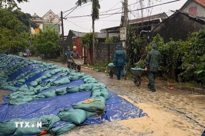 Một đoạn đường sụt lún đã được đắp bao cát nhằm hạn chế sạt lở tiếp tục diễn ra. (Ảnh: TTXVN phát)