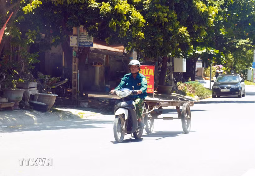 Người lao động nhọc nhằn mưu sinh giữa nắng nóng. (Ảnh: Tường Vi/TTXVN)