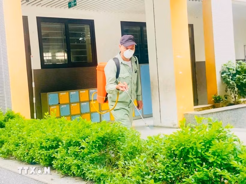 Trường Tiểu học-Trung học cơ sở Nghĩa Đô, phường Nghĩa Đô, Hà Nội phun thuốc khử khuẩn trước năm học mới 2026-2027. (Ảnh: TTXVN phát)