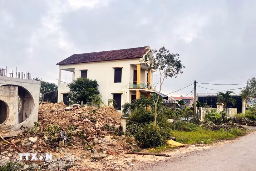 Dự án Đường và cầu vượt đường sắt trung tâm Đồng Hới chậm tiến độ do vướng công tác giải phóng mặt bằng. (Ảnh: Nguyên Linh/TTXVN)