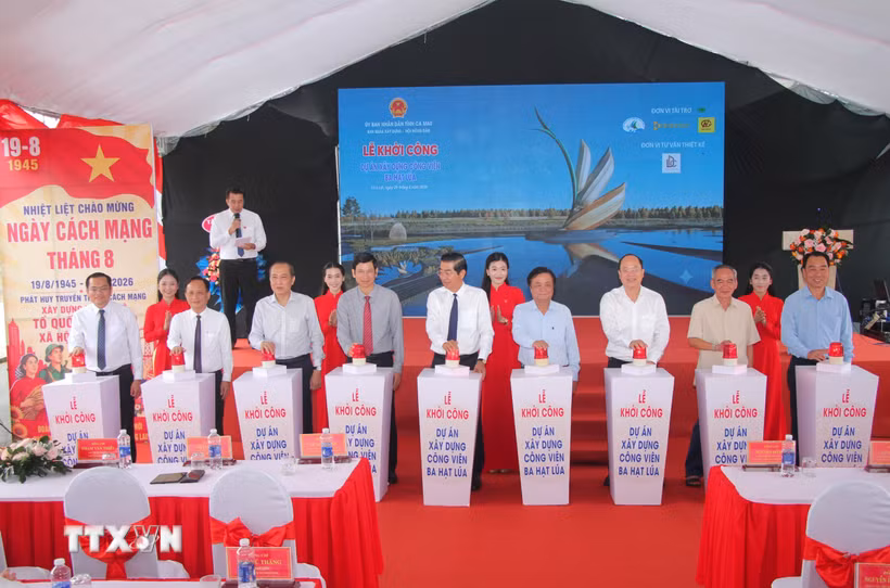 Lãnh đạo Tỉnh ủy, Ủy ban Nhân dân tỉnh Cà Mau và lãnh đạo, nguyên lãnh đạo Trung ương cùng nhấn nút khởi công dự án. (Ảnh: Chanh Đa/TTXVN)
