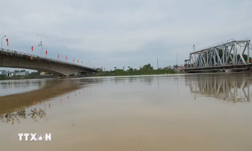 Mực nước sông Thương dâng cao, vượt báo động III, gây ngập nhiều khu vực ven sông, ngày 25/8/2026. (Ảnh: Đồng Thúy/TTXVN)