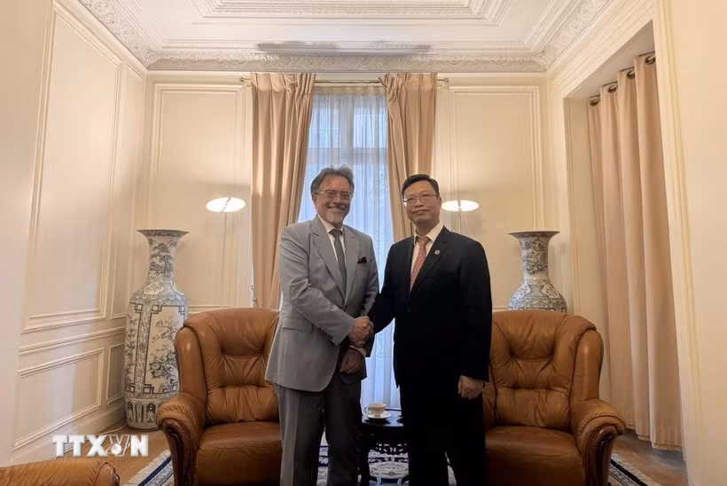 Ông Guy Bonassi, Phó Chủ tịch cấp cao Tập đoàn Thales phụ trách khu vực châu Á và Mỹ Latinh, trong cuộc làm việc mới đây với Đại sứ Việt Nam tại Pháp Trịnh Đức Hải. (Ảnh: TTXVN phát)