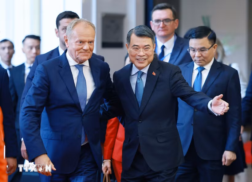 Thủ tướng Lê Minh Hưng và Thủ tướng Cộng hòa Ba Lan Donald Tusk đến dự Hội nghị doanh nghiệp Việt Nam-Ba Lan. (Ảnh: Dương Giang/TTXVN)