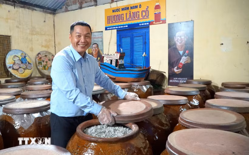 Mỗi năm cơ sở sản xuất của anh Phú ủ khoảng 70 tấn cá cơm, theo công thức ủ mắm gia truyền tại làng cổ Nam Ô, phường Hải Vân, thành phố Đà Nẵng. (Ảnh: Quốc Dũng/TTXVN)
