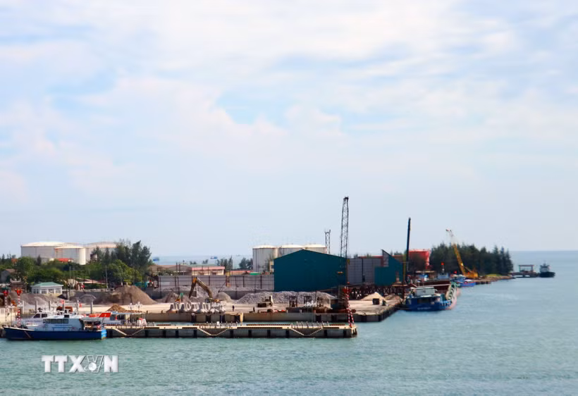 Dự án mở rộng cảng Cửa Việt ở bờ Bắc cửa biển thuộc xã Cửa Việt, được đẩy nhanh tiến độ. (Ảnh: Tường Vi/TTXVN)