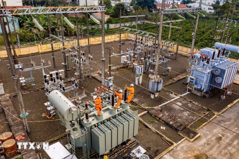 Kiểm tra sửa chữa các hệ thống đường dây điện để đảm bảo cấp điện an toàn, liên tục tại các tỉnh miền Trung. (Ảnh: TTXVN phát)