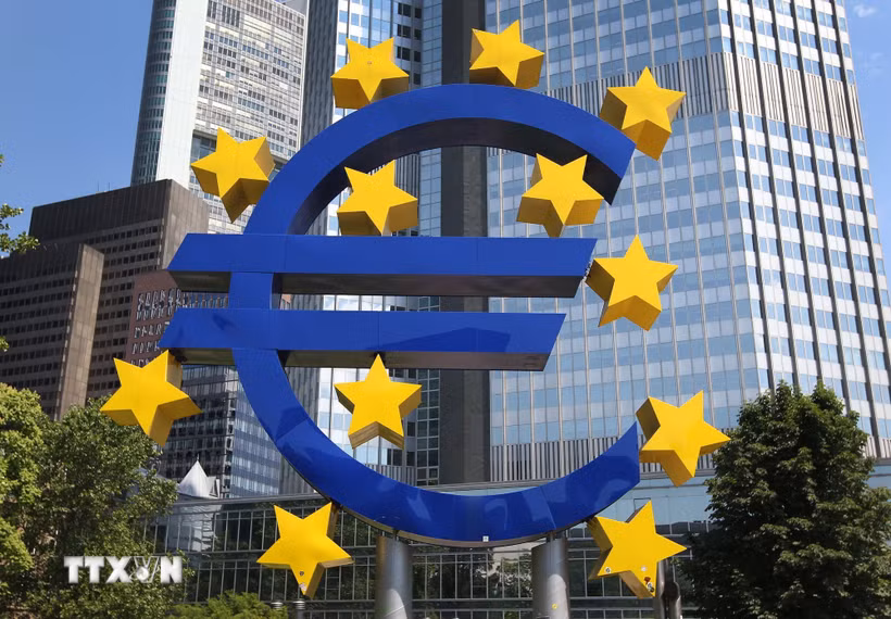 Biểu tượng đồng euro ở phía trước trụ sở Ngân hàng trung ương châu Âu (ECB) tại Frankfurt am Main, Đức. (Ảnh: AFP/TTXVN)