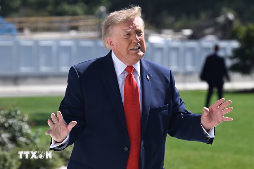 Tổng thống Mỹ Donald Trump phát biểu với báo giới tại Nhà Trắng trước khi khởi hành tới bang Texas để vận động cử tri, ngày 1/10/2026. (Ảnh: AA/TTXVN phát)