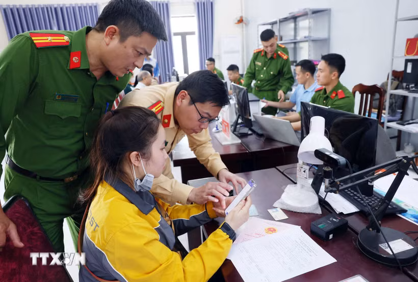 (Tư liệu) Cán bộ phòng Cảnh sát giao thông phối hợp với lực lượng Công an xã hướng dẫn người dân làm sạch dữ liệu đăng ký phương tiện, giấy phép lái xe. (Ảnh: Phạm Kiên/TTXVN)