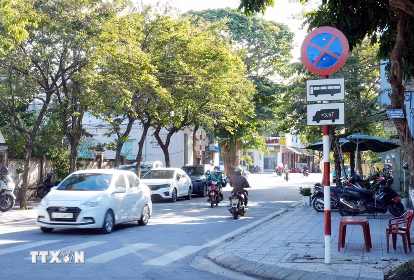 Sau phản ánh của TTXVN, ngày 11/8, có 4 biển “Cấm dừng và đỗ” đối với xe khách, xe tải trên 3,5 tấn được lắp đặt lại trên tuyến đường Bà Huyện Thanh Quan. (Ảnh: Tá Chuyên/TTXVN)