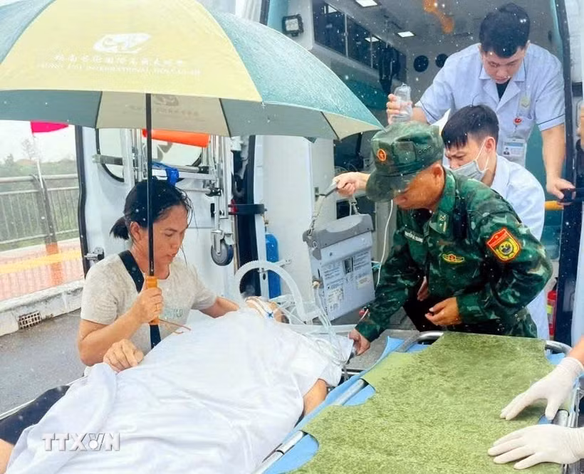 Biên phòng Việt Nam và Trung Quốc phối hợp mở luồng xanh cho xe cứu thương cấp cứu bệnh nhân vì mục đích nhân đạo. (Ảnh: TTXVN phát)