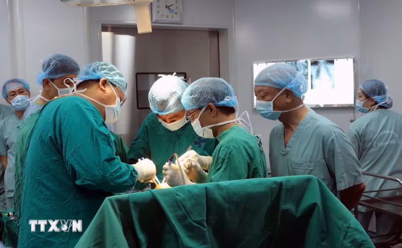 Bác sỹ bệnh viện Hữu Nghị Việt Đức trực tiếp hướng dẫn êkip mổ thay khớp gối cho bệnh nhân tại bệnh viện Đa khoa Hà Nam. (Ảnh: Đại Nghĩa/TTXVN)