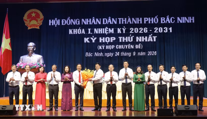 Lãnh đạo thành phố Bắc Ninh tặng hoa chúc mừng ông Đào Thanh Trường được bầu giữ chức Phó Chủ tịch Ủy ban Nhân dân thành phố. (Ảnh: Thanh Thương/TTXVN)