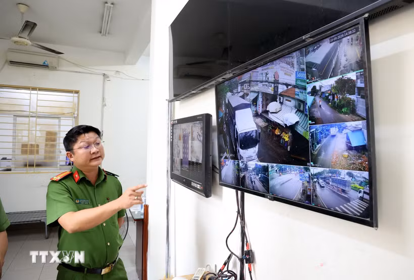 Cán bộ Công an xã Tân Vĩnh Lộc, Thành phố Hồ Chí Minh, theo dõi hình ảnh từ hệ thống camera an ninh trật tự. (Ảnh: Hồng Đạt/TTXVN)