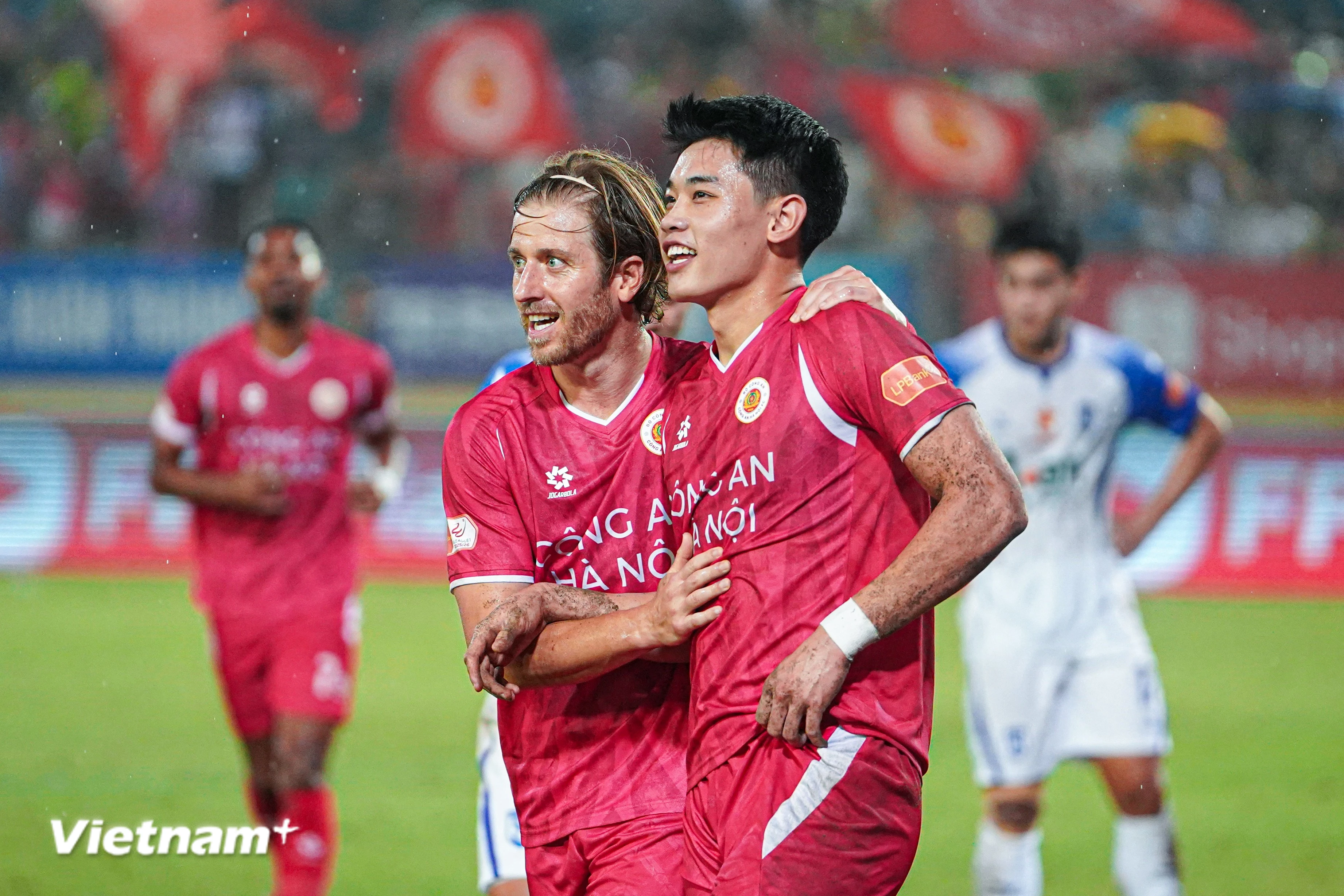 Đình Bắc lập hat-trick, Công an Hà Nội gieo sầu cho Sông Lam Nghệ An