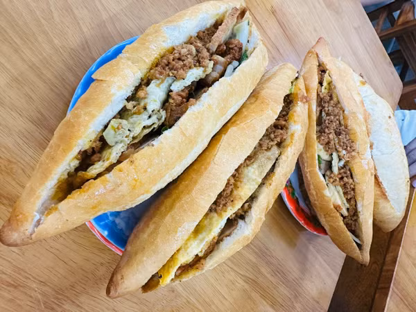 Bộ Y tế chỉ đạo khẩn vụ 18 người nghi ngộ độc bánh mỳ ở Quảng Ngãi 