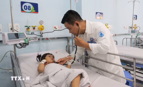 Thành phố Hồ Chí Minh: Bệnh tay chân miệng vào mùa, nhiều ca nặng phải thở máy