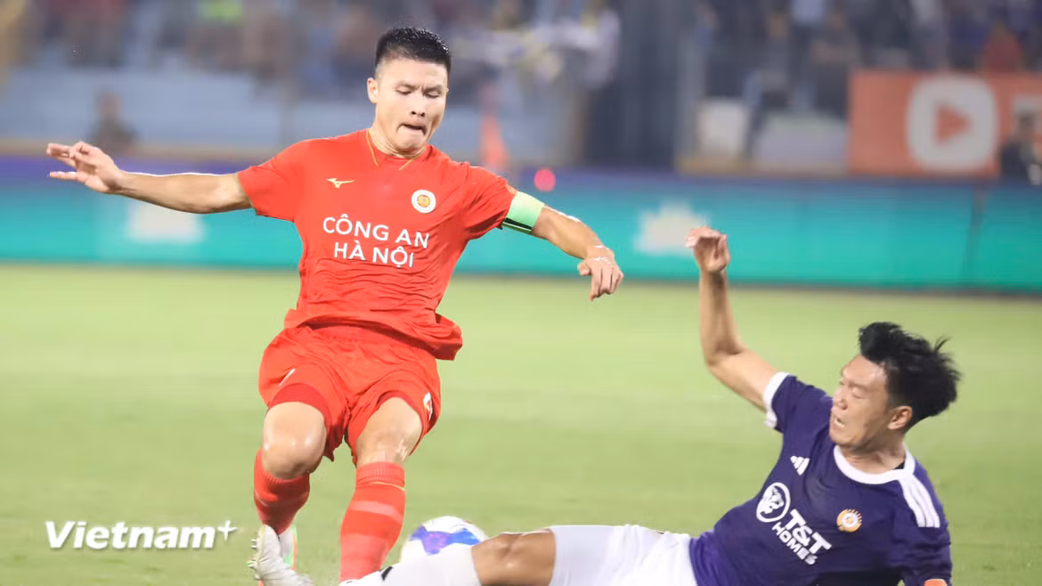Công an Hà Nội (áo đỏ) nhận thất bại với tỷ số 1-2 trước Hà Nội FC ở vòng 4 V-League 2026/27. (Ảnh: Việt Anh/Vietnam+)