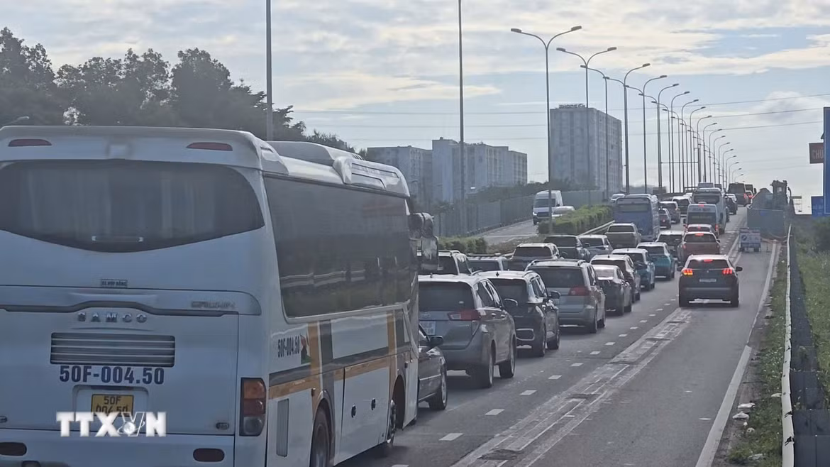 Cao tốc Thành phố Hồ Chí Minh-Long Thành ùn ứ kéo dài 10km sáng 30/8 - ngày nghỉ lễ thứ hai kỳ nghỉ Quốc khánh 2/9. (Ảnh: Hồng Đạt/TTXVN)