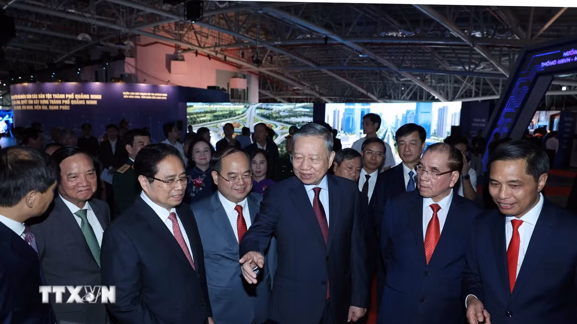 Tổng Bí thư, Chủ tịch nước Tô Lâm và đại biểu tham quan Triển lãm Quy hoạch đô thị đến năm 2050, tầm nhìn đến năm 2075, giới thiệu tổng thể định hướng phát triển của Quảng Ninh từ hiện tại đến tương lai. (Ảnh: Thống Nhất/TTXVN)